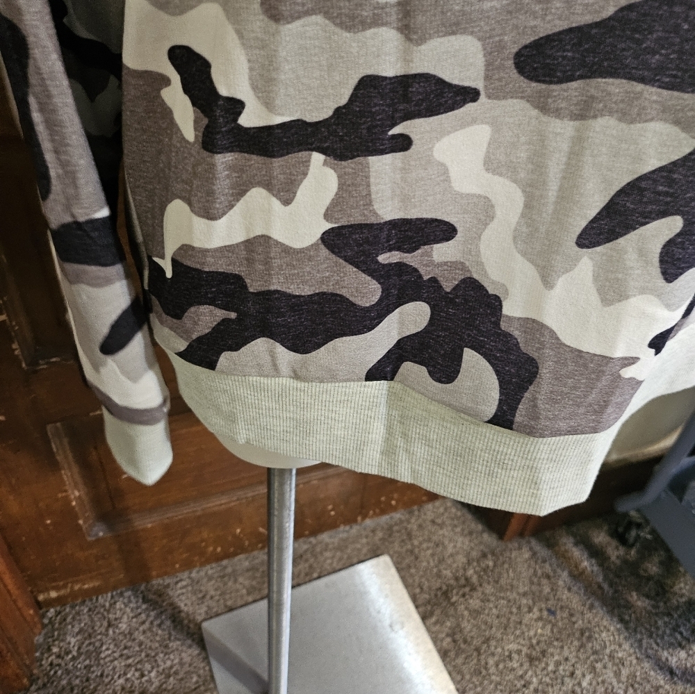 Gray Camo Lightweight Sweatshirt Size L - Picture 6 of 9